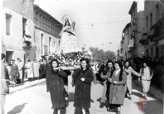 Procesión de la Virgen de Alfindén camino de la ermita. La Puebla de Alfindén