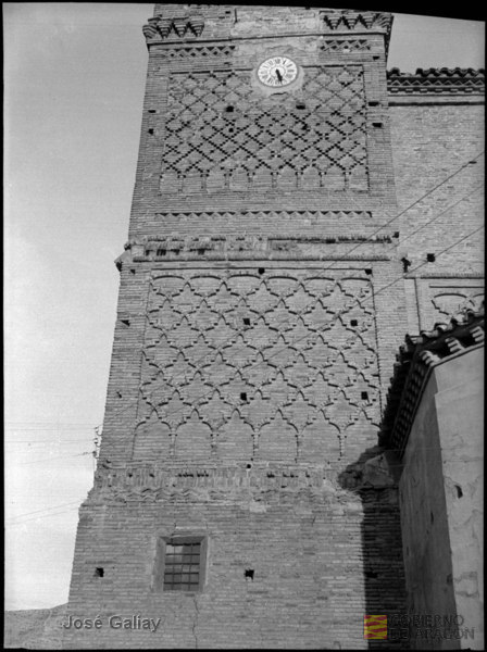 Alfajarín (Zaragoza). Iglesia parroquial. Torre mudéjar. Lateral con reloj. José Galiay Sarañana
