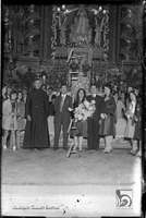 Pareja de novios y familiares posando en el altar. Joaquín Galán Bernal. Huesca