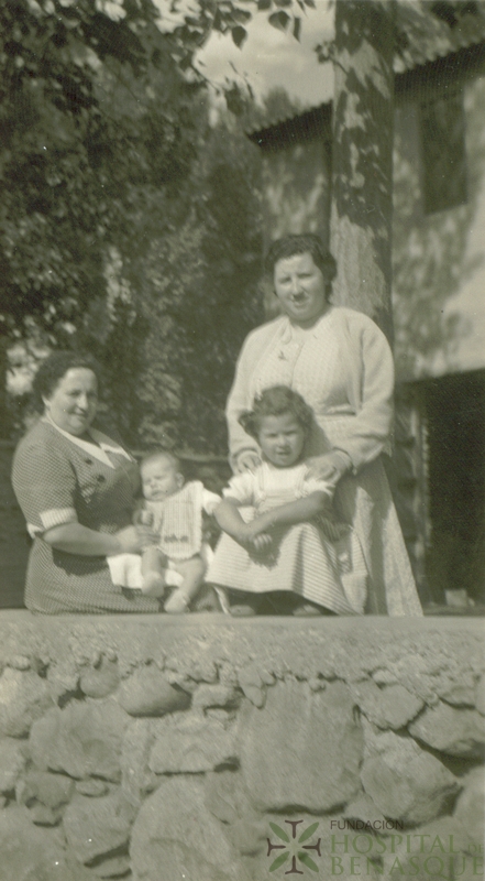 Dos mujeres con un niño y una niña, en Benasque