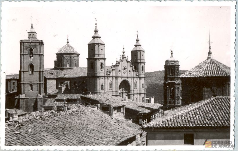 Cultura. Obras de arte. Vista parcial de la ex-colegiata Santa María la Mayor, adosada al brazo izquierdo del crucero se alza la torre gótica. A la izquierda de la fotografía la torre neomudéjar de la iglesia de los Escolapios. Alcañiz