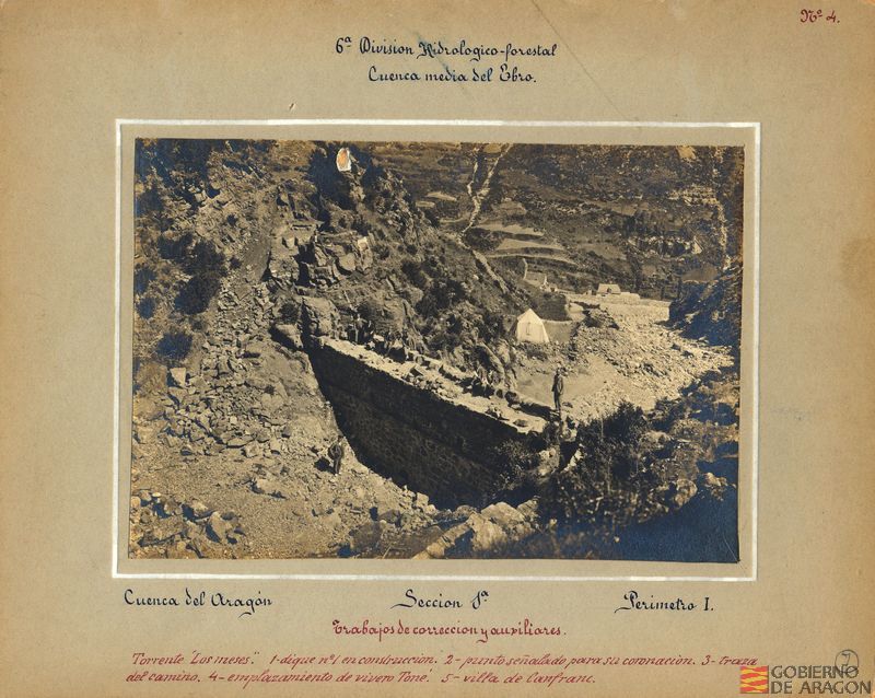 Cuenca del río Aragón. Sección 1ª Perímetro I. Trabajos de corrección y auxiliares. Torrente Los Meses. 1 Dique nº 1 en contrucción. 2 Punto señalado para su coronación. 3 Traza del Camino. 4 Emplazamiento del vivero Toné. 5 Villa de Canfranc