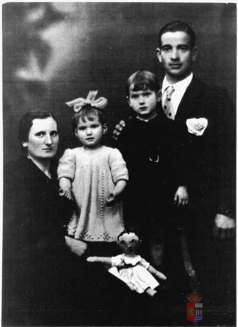 Foto familiar con muñeca de la época. La Puebla de Alfindén