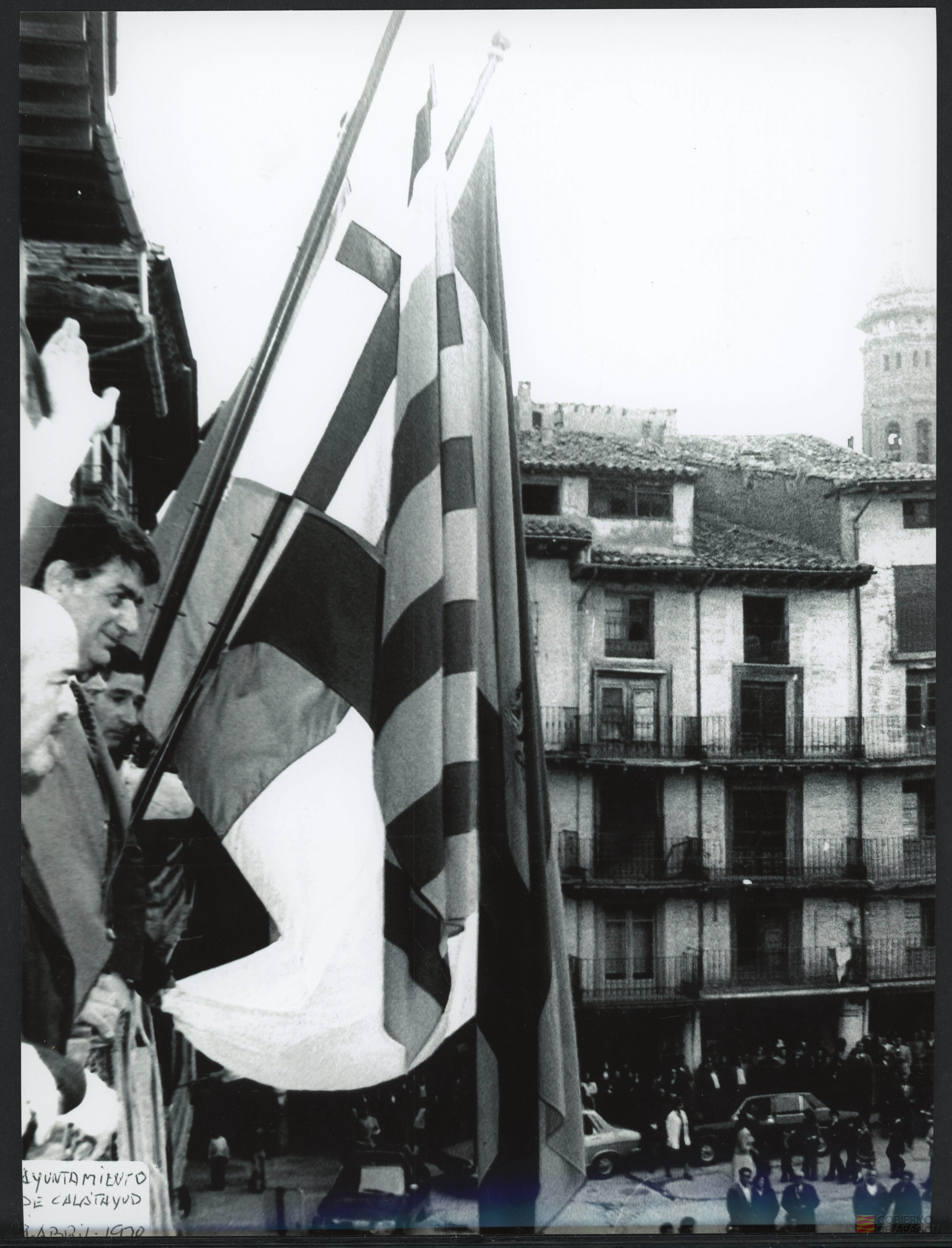 Parlamentarios aragoneses en el balcón del Ayuntamiento de Calatayud