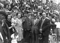Grupo en la plaza de toros de Graus. Antonio López Santolaria. Graus