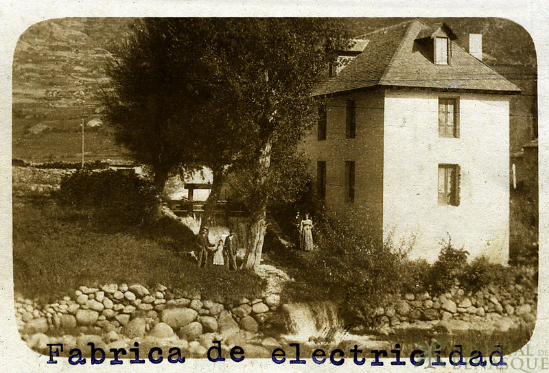 Grupo de personas junto a la fábrica de electricidad del antiguo molino de San Pedro.