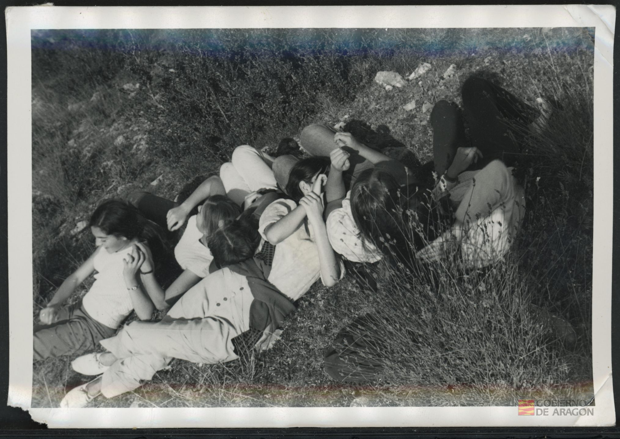 Grupo de alumnos reposando al sol en Campodarbe