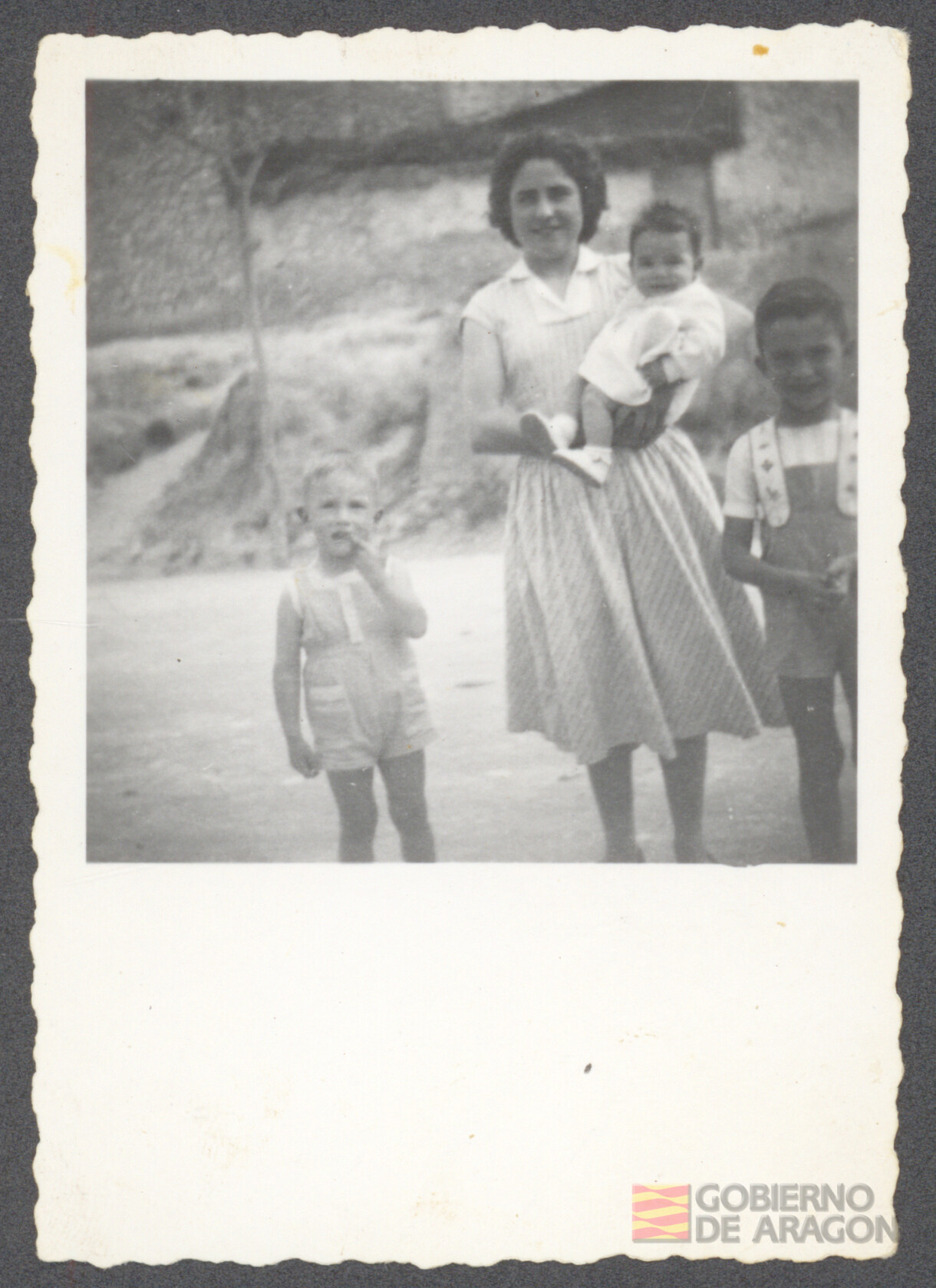 Alfredo Clemente Conte, José María Clemente Conte, Teresa Clemente Conte de niños junto con Blasa (?). Miguel Marín Chivite