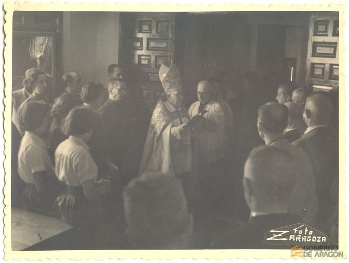 Inauguración del albergue de juventudes Rosa Bríos. Ceremonia de bendición de las instalaciones del albergue por fray León Villuendas Polo, obispo de la diócesis de Teruel-Albarracín. Foto Zaragoza. Albarracín