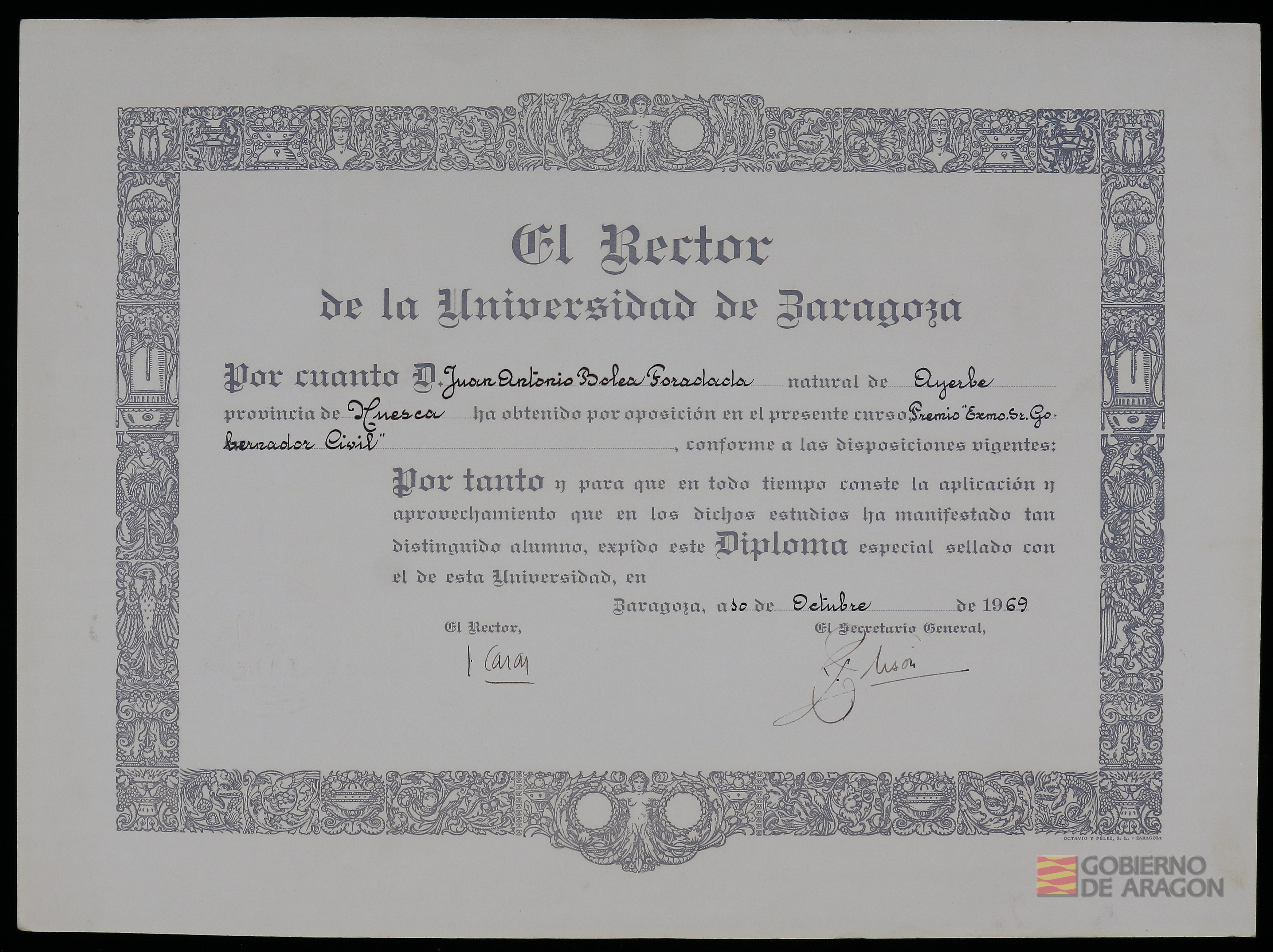 Diploma de obtención por oposición del Premio "Excmo. Sr. Gobernador Civil" a D. Juan Antonio Bolea Foradada. Universidad de Zaragoza