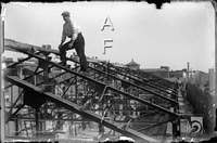 Construcción de un edificio. Hombre en el tejado. Ildefonso San Agustín. Huesca