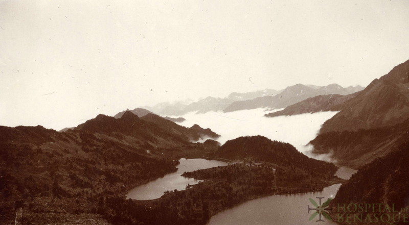 Les Laquettes et le Lac d'Aubert. Region du Néouvielle. Nuages sur la Vallée d' Aure.