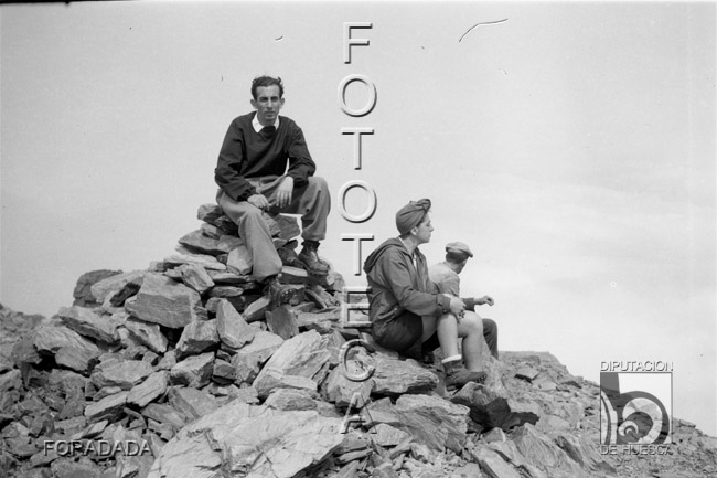 Foradada y otros dos excursionistas sentados sobre unas lajas. Alfonso Foradada Coll. Valle de Benasque