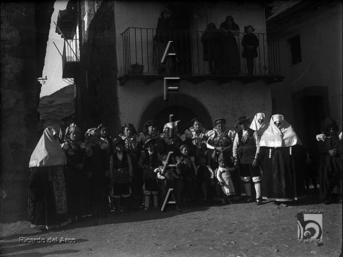 Fiesta del traje. Grupo de ansotanos en la plaza. Ricardo del Arco y Garay. Ansó