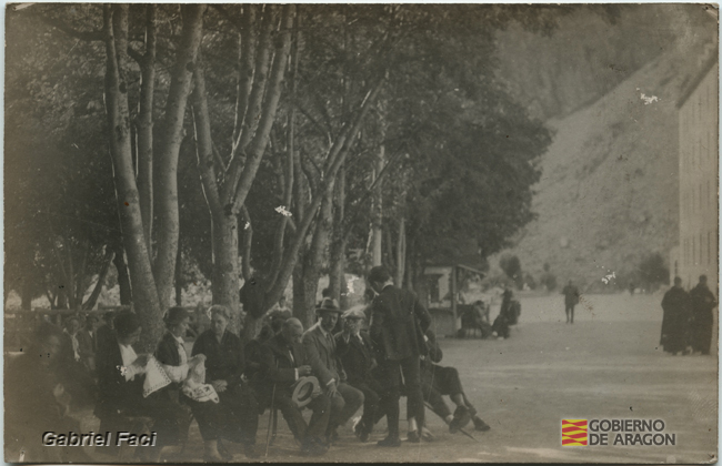 Retrato de grupo descansando junto a unos árboles. Gabriel Faci Abad