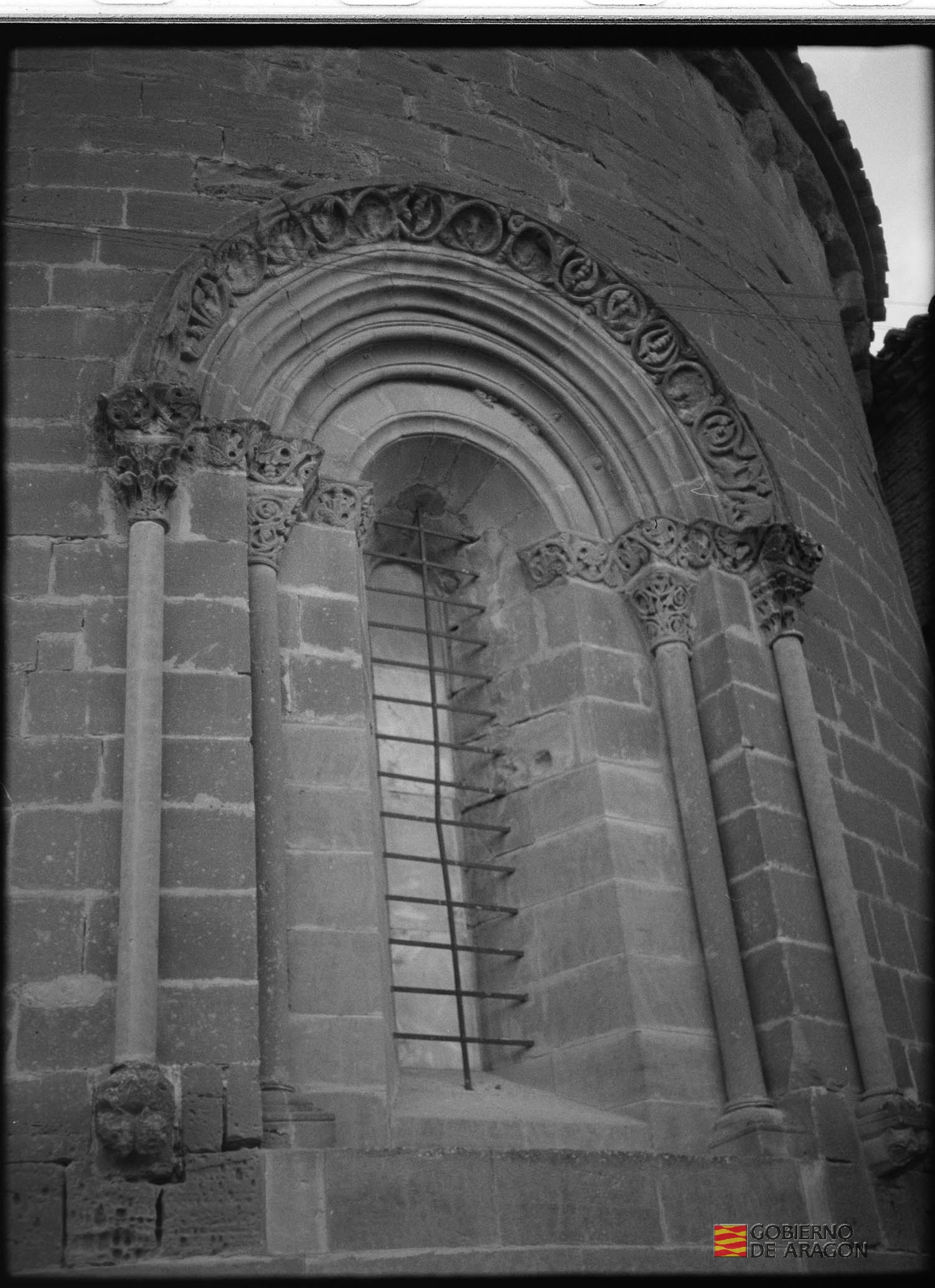 Monasterio de Sigena. Arco románico en el exterior del ábside
