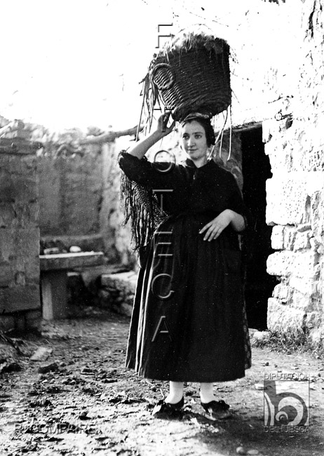 "Fragatina llevando un cesto". Ricardo Compairé Escartín. Fraga