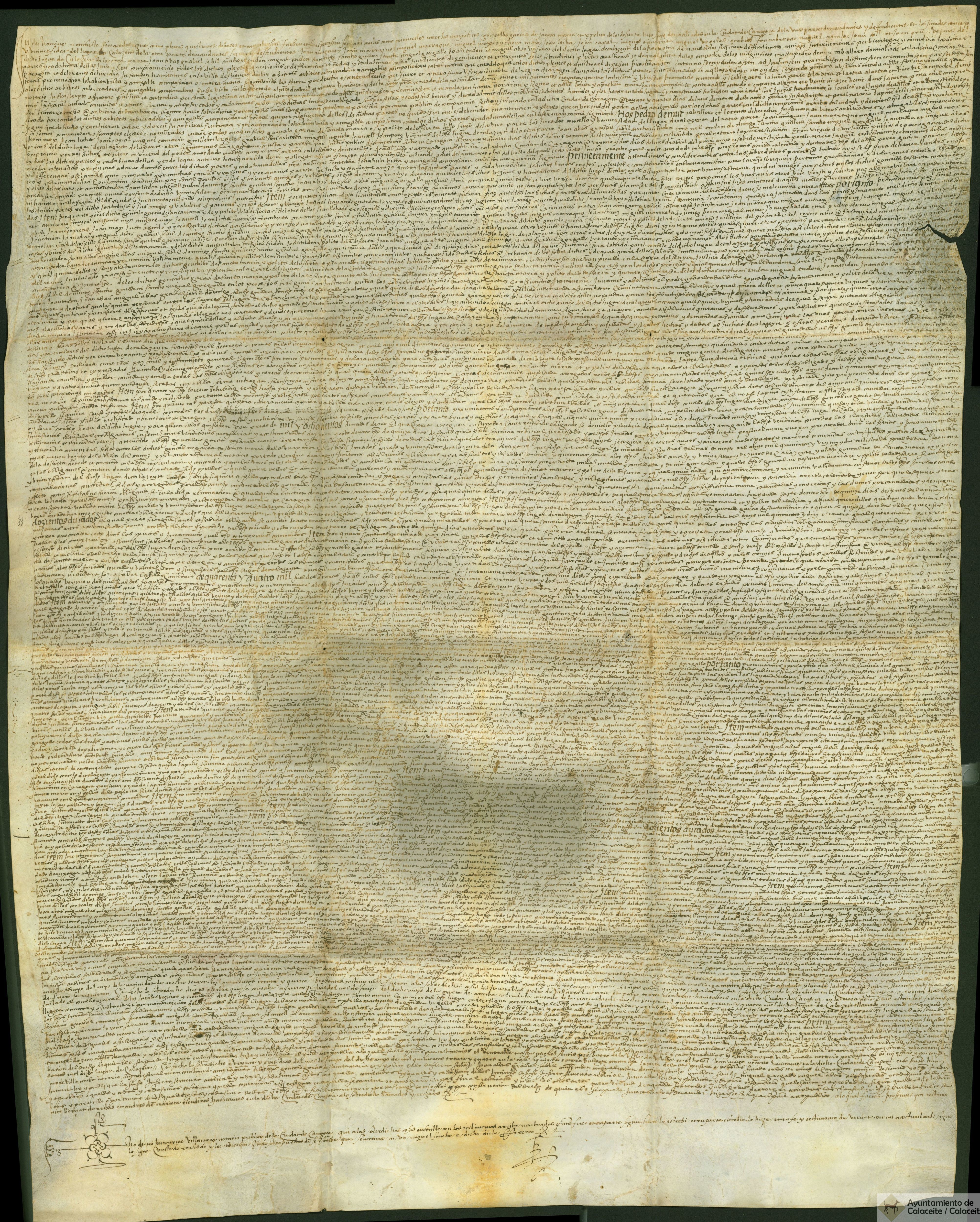 Sentencia arbitral de Pedro de Mur y Lorenzo de Heredia en la causa existente entre Gonzalo García de Santamaría e Hipólito García de la Sierra, ciudadanos de Zaragoza, por una parte, y el concejo de Calaceite, por otra, en que se decreta que los primeros tengan que vender el molino de la Sansa o del cospillo a dicho concejo por precio de 1.800 ducados de oro, y que el concejo pague una indemnización de 44.000 sueldos jaqueses