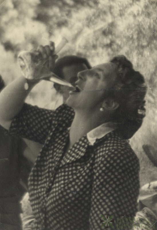 Mujer bebiendo de porrón