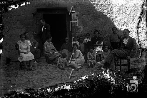 Agustina Ena con unos familiares. Ildefonso San Agustín. Bailo