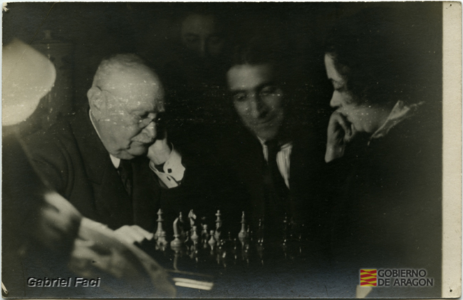 Serafín Faci jugando al ajedrez con Carmen Faci, con Honorio Morlans de testigo. Gabriel Faci Abad