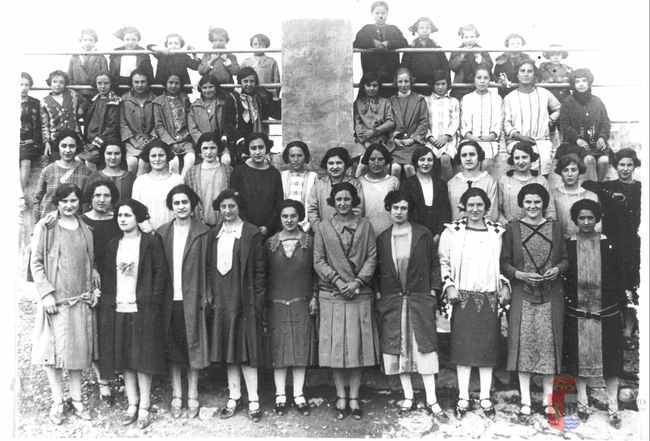 Varias generaciones de niñas y jóvenes en el Barranco. La Puebla de Alfindén