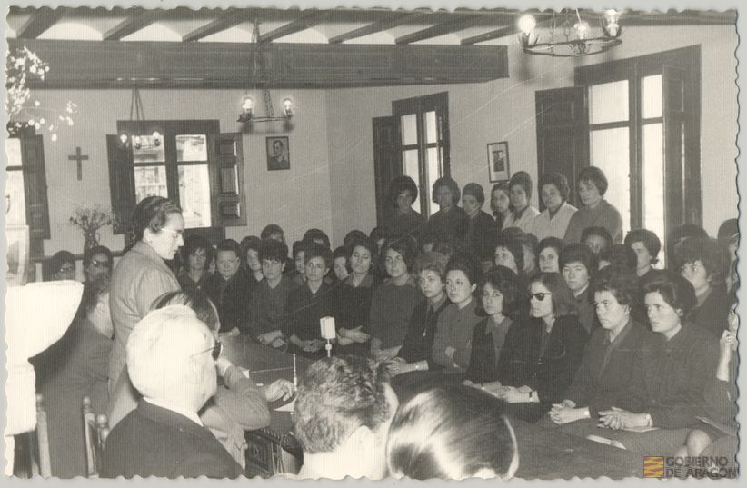 Albergues y concejos provinciales. Acto político en el albergue Rosa Bríos, intervención de Rita Navarro Mínguez, delegada provincial de la Sección Femenina. Albarracín