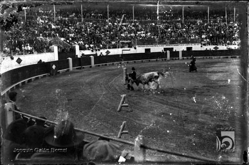 Plaza de toros. Charlotada. Joaquín Galán Bernal. Huesca