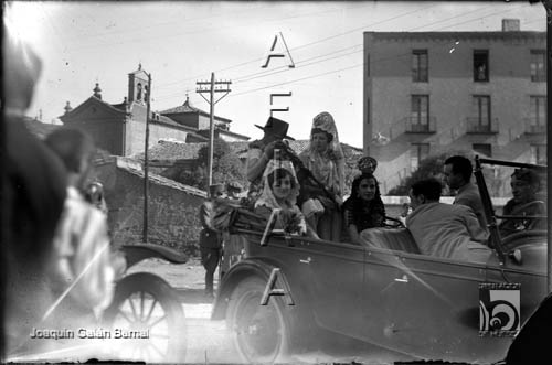 Mairalesas en un coche cerca del Casino. Joaquín Galán Bernal. Huesca