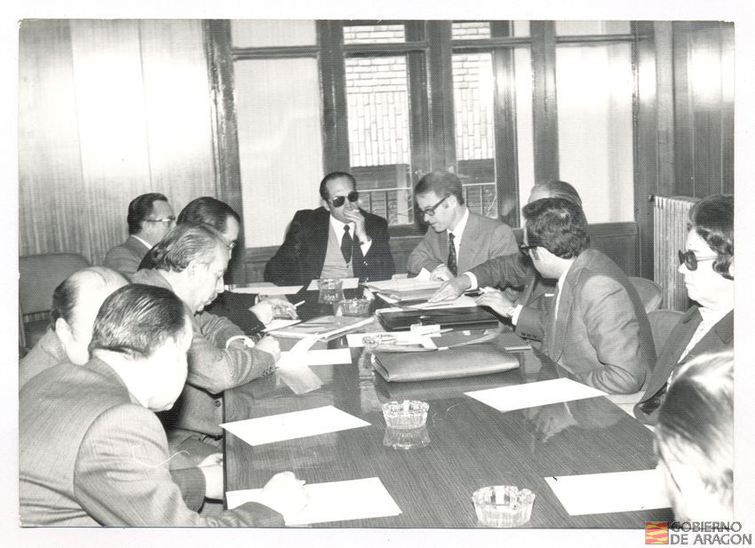 Casa sindical, sala de juntas. Mesa de trabajo de la asamblea interprovincial del Sindicato de Enseñanza. D. Jesús López Medel y D. Jesús Sainz Planillo, entre otros. 22 de mayo. Teruel