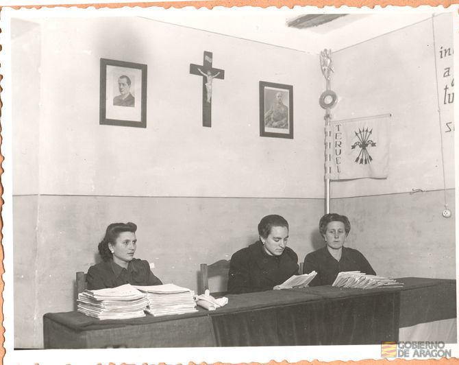 Servicio Social para la Mujer. Clausura del curso de cumplidoras del Servicio Social de la mujer presidido por la delegada provincial Rita Navarro Mínguez, acompañada de la secretaria y de la regidora del Servicio en locales de la Delegación Local Escuela Hogar. Teruel