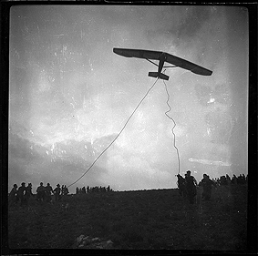Avioneta despegando y personas corriendo. Mariano Gómez Zamora