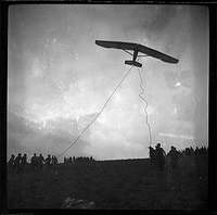 Avioneta despegando y personas corriendo. Mariano Gómez Zamora