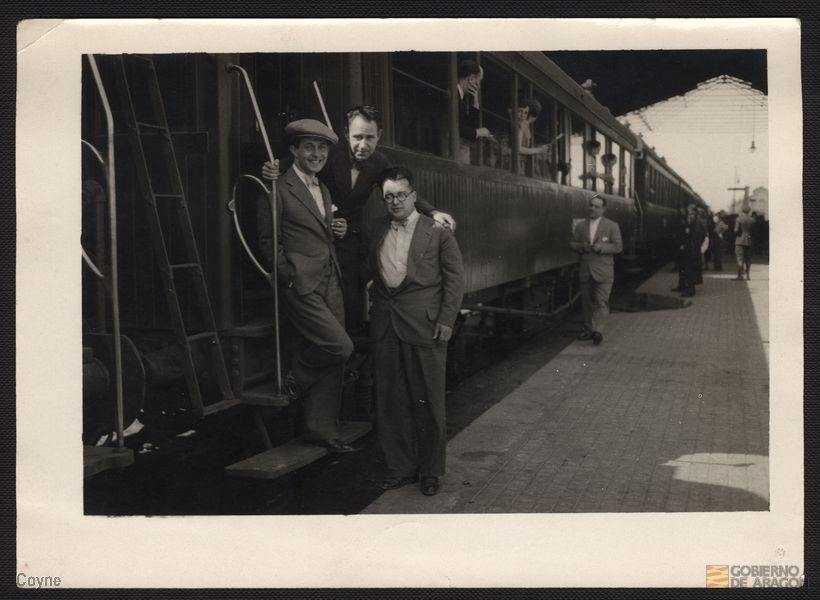 Manuel Coyne y dos amigos junto a un tren. Manuel Coyne