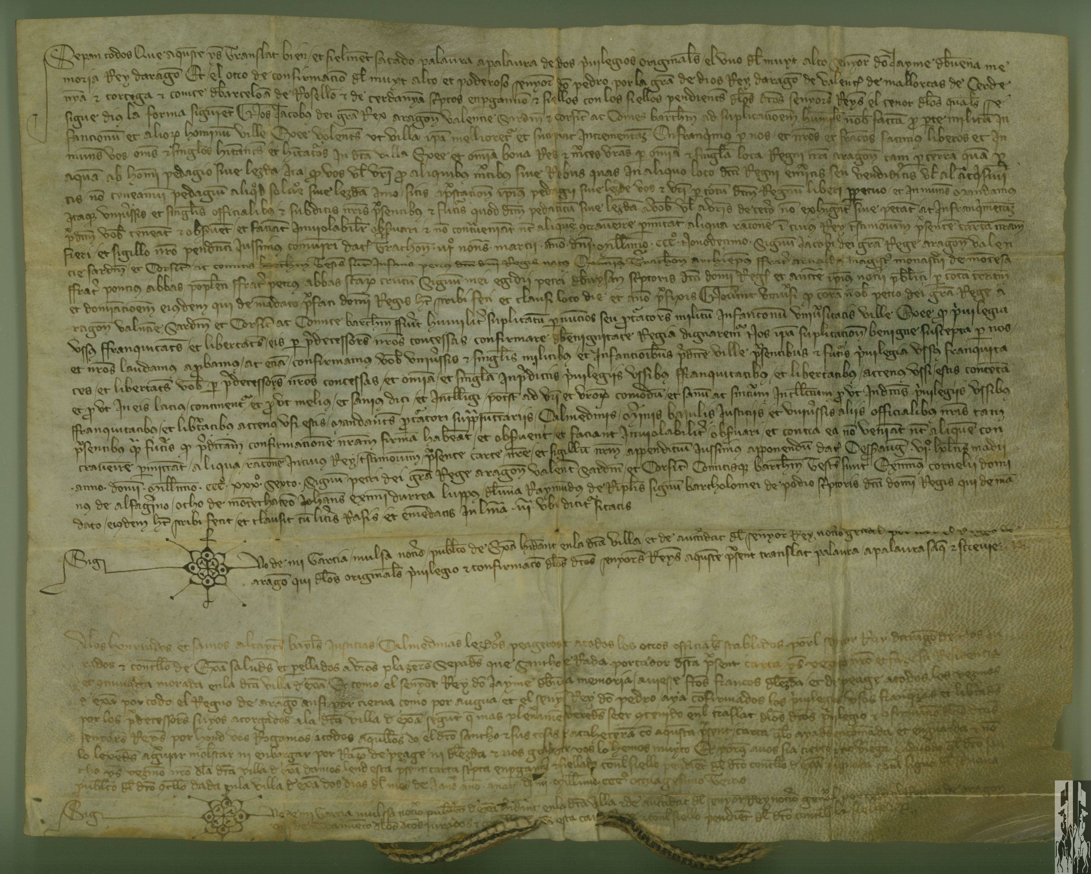 Traslado autorizado de dos privilegios concedidos por Jaime II en 1320 y Pedro IV en 1336 por los que se libera a los vecinos de Ejea del pago de peajes o lezdas en todo el reino de Aragón