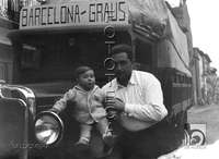 Tonón y Toñín de Baldomera posando en un camión con el letrero Barcelona-Graus. Antonio López Santolaria. Graus