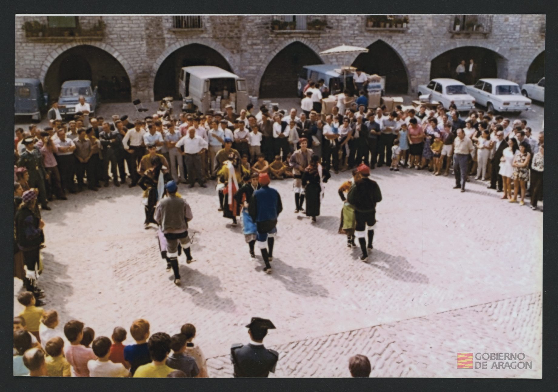 Grupo de joteros de "Viello Sobrarbe" bailando una jota