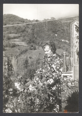 Alejandra Cazcarro Oto cuidando las plantas del jardín