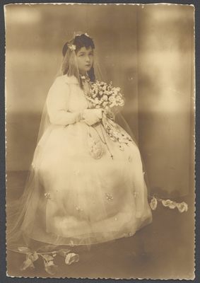 Retrato de niña vestida de Comunión