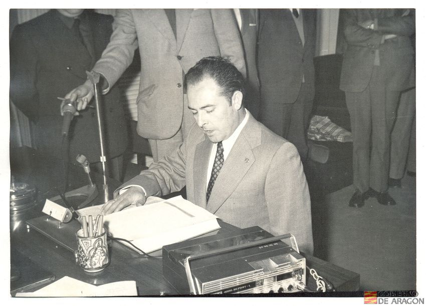 Casa Sindical, despacho oficial del delegado provincial de la O.S. Jura el cargo de director provincial del Secretariado de Asuntos Sociales D. Francisco Gascón. 8 de marzo. Teruel