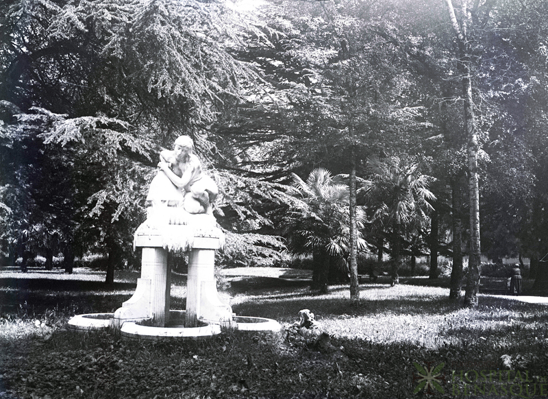 Fuente con figura de mujer