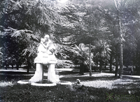 Fuente con figura de mujer