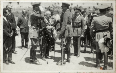 Don Luis de Azara y López de Heredia, marqués de Nibbiano, saludando a S.M. el rey Alfonso XIII
