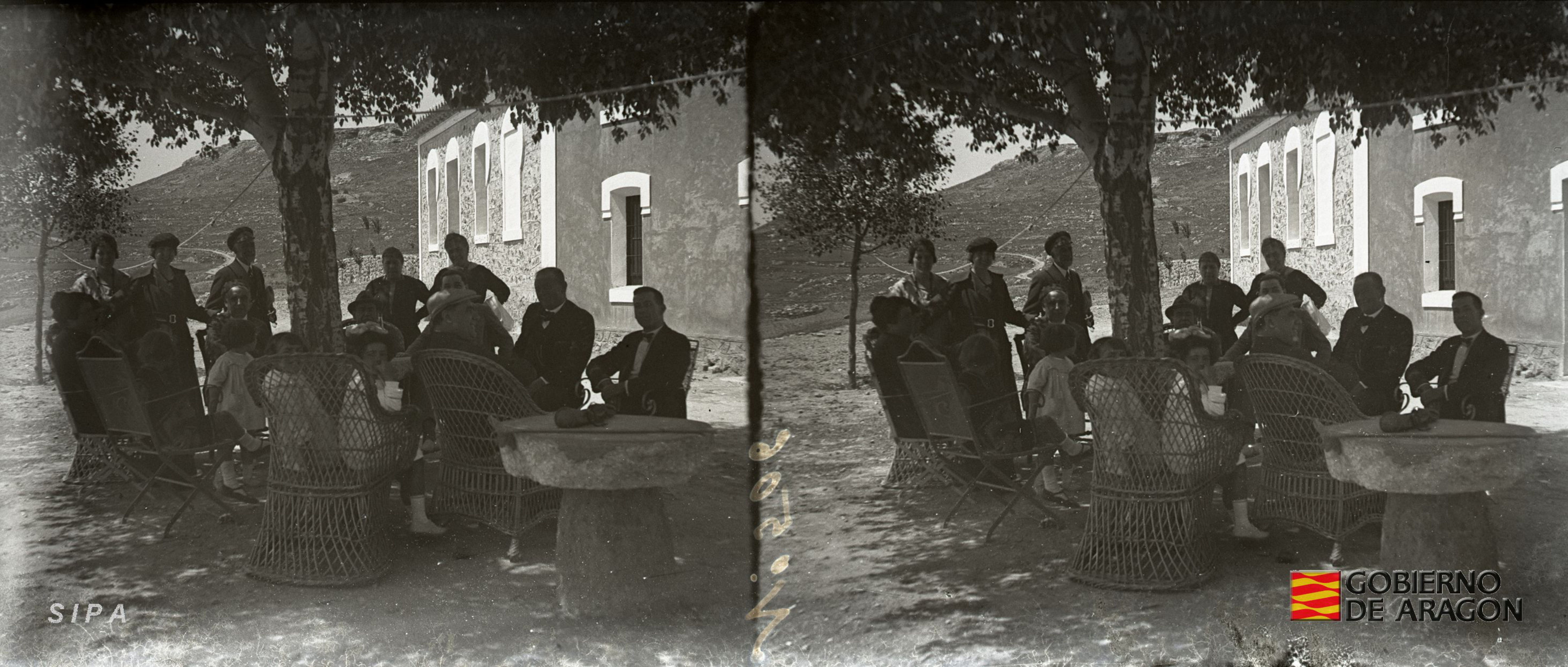 Borja. Santuario de la Misericordia. Una peña de amigos tomando la fresca