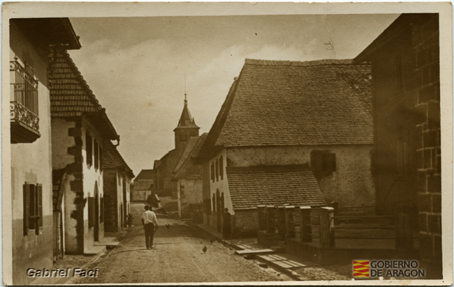 Calles de un pueblo de montaña, con la iglesia al fondo. Gabriel Faci Abad