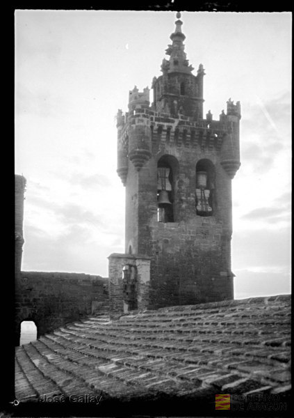 Ejea de los Caballeros (Zaragoza). Iglesia de San Salvador. Techumbre y torre con almenas. José Galiay Sarañana