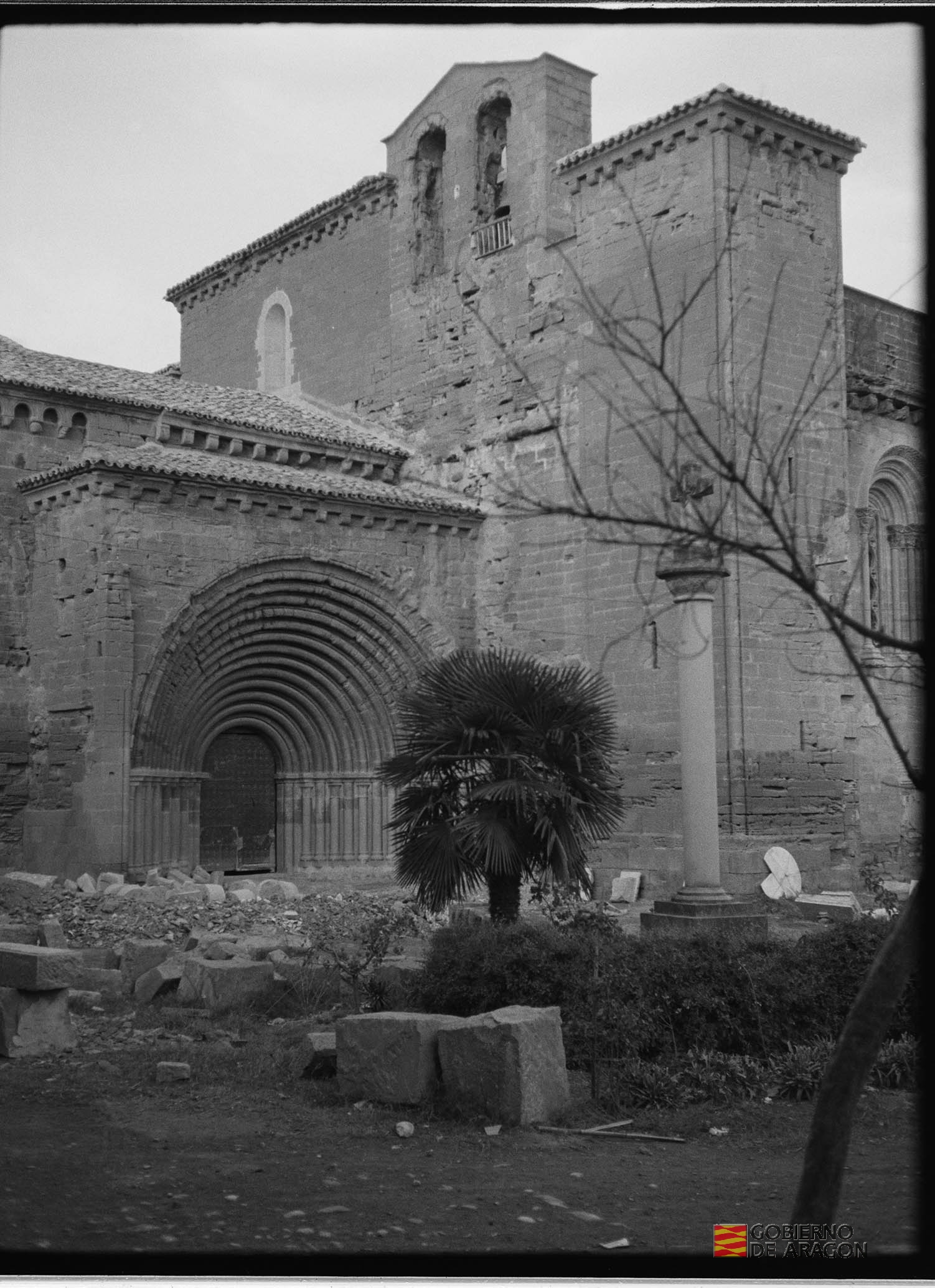 Monasterio de Sigena. Entrada exterior a la iglesia