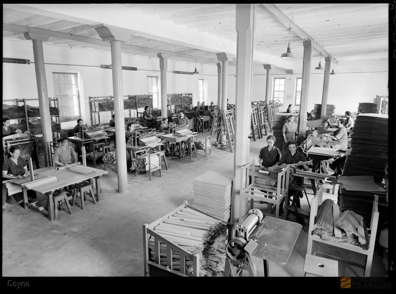 Interior industria. Fábrica. Mujeres. Maquinaria
