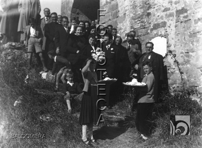 Grupo posando a la salida de una boda. Antonio López Santolaria
