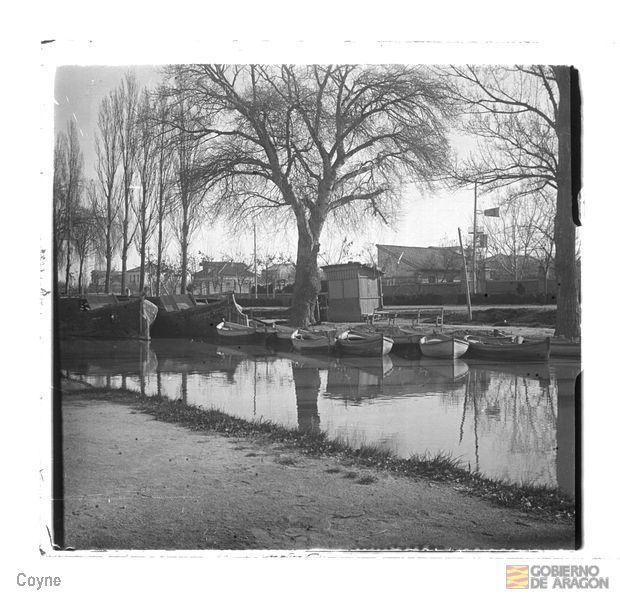 Paisaje con río y barcas